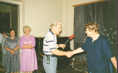 värvifoto Järvamaa Muuseumi direktori Tiiu Saaristi 50.sünnipäev ja 25.tööjuubel 1997  similar photo