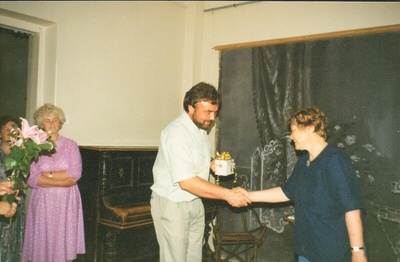 värvifoto Järvamaa Muuseumi direktori Tiiu Saaristi 50.sünnipäev ja 25.tööjuubel 1997  similar photo