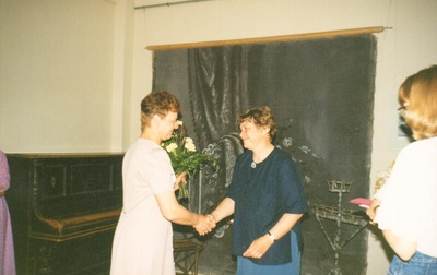 värvifoto Järvamaa Muuseumi direktori Tiiu Saaristi 50.sünnipäev ja 25.tööjuubel 1997  similar photo