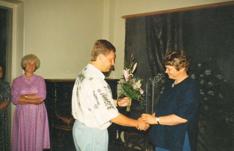 värvifoto Järvamaa Muuseumi direktori Tiiu Saaristi 50.sünnipäev ja 25.tööjuubel 1997