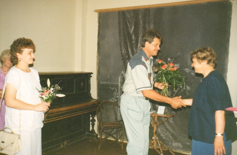 värvifoto Järvamaa Muuseumi direktori Tiiu Saaristi 50.sünnipäev ja 25.tööjuubel 1997