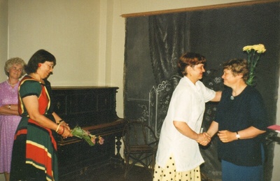 värvifoto Järvamaa Muuseumi direktori Tiiu Saaristi 50.sünnipäev ja 25.tööjuubel 1997  similar photo