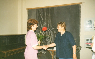 värvifoto Järvamaa Muuseumi direktori Tiiu Saaristi 50.sünnipäev ja 25.tööjuubel 1997  similar photo