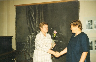 värvifoto Järvamaa Muuseumi direktori Tiiu Saaristi 50.sünnipäev ja 25.tööjuubel 1997  similar photo