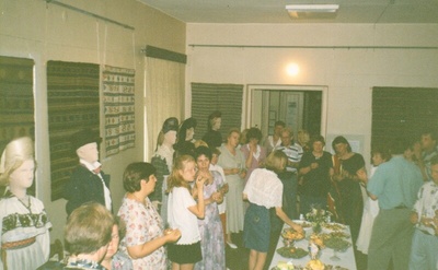 värvifoto Järvamaa Muuseumi direktori Tiiu Saaristi 50.sünnipäev ja 25.tööjuubel 1997  similar photo