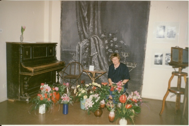 värvifoto Järvamaa Muuseumi direktori Tiiu Saaristi 50.sünnipäev ja 25.tööjuubel 1997