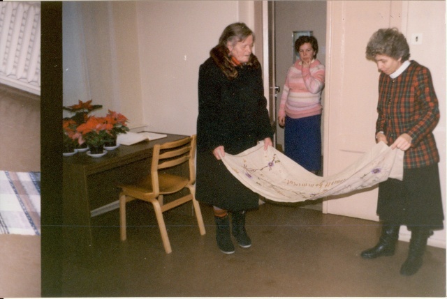 värvifoto Hilda Sokk toob Järvamaa Muuseumisse liniku 1997