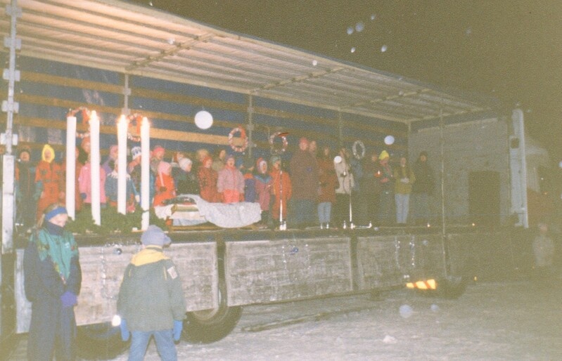 värvifoto 4.advendi tähistamine Paide Keskväljakul 1996