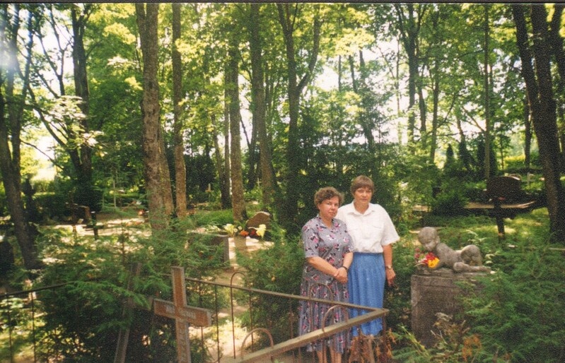 värvifoto  Ambla kalmistul 1997