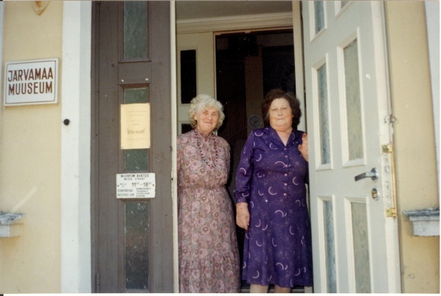 värvifoto töötajad Järvamaa Muuseumi uksel 1997