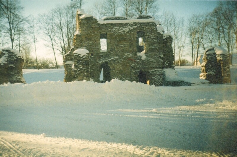 värvifoto Paide Vallimäe varemed 1997