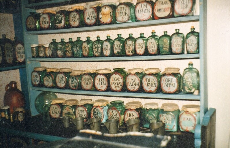 värvifoto Järvamaa Muuseumi vana apteek 1996