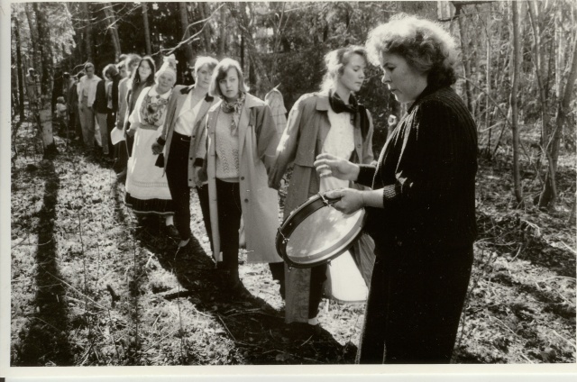 foto Järvamaa kultuuripreemiate saajad teel tammesid istuma Albu 1994