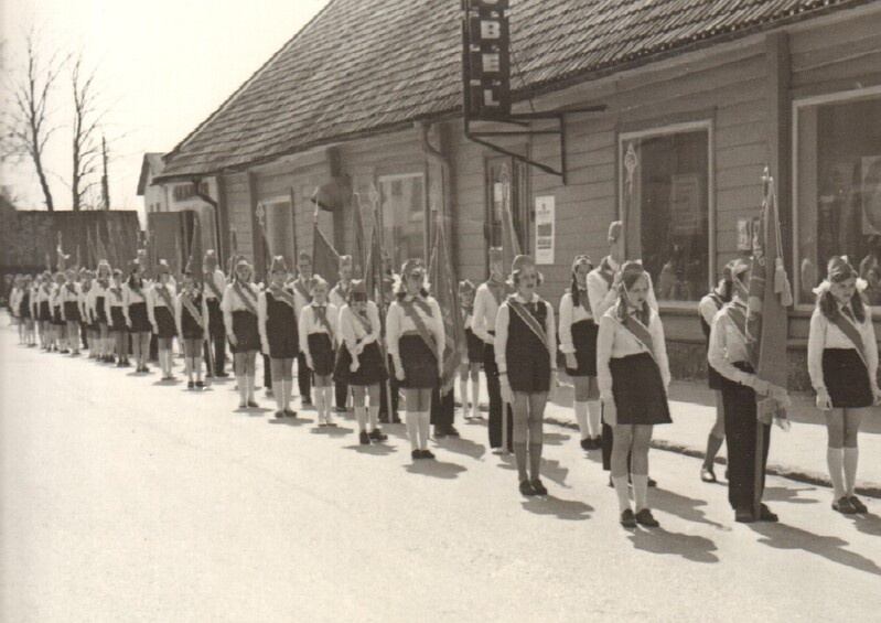 foto, pioneeriorganisatsiooni 50. aastapäevale pühendatud paraad Paides 1972.a.