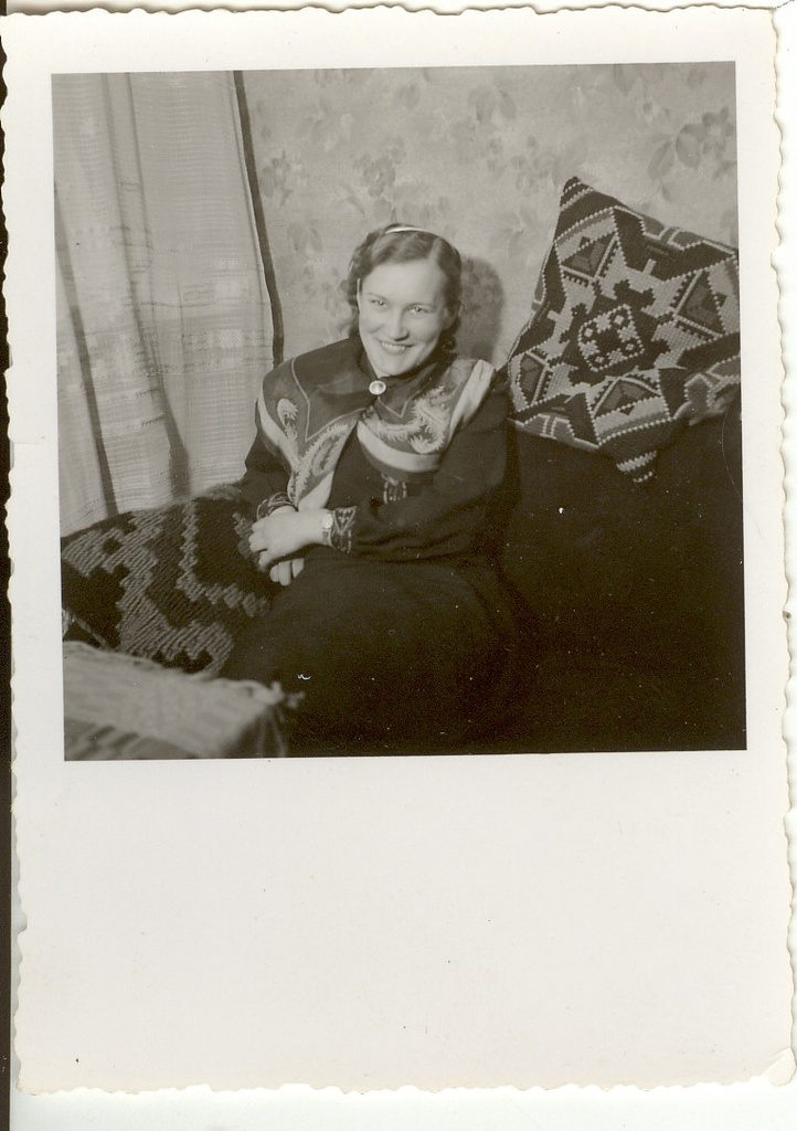 foto, Helmi Riesen istub diivanil 1950-ndatel a.