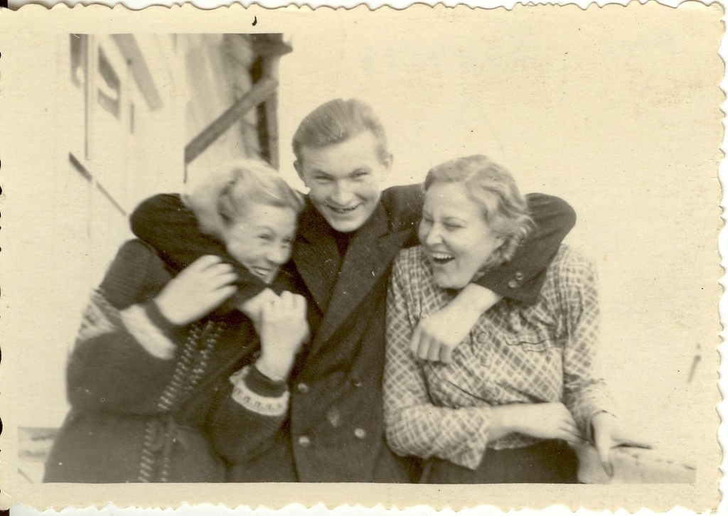 grupifoto, 3 Paide Keskkooli õpetajat -  Laine Uus, Jüri Kivimägi ja Erika Murdvee 1950-ndatel a.