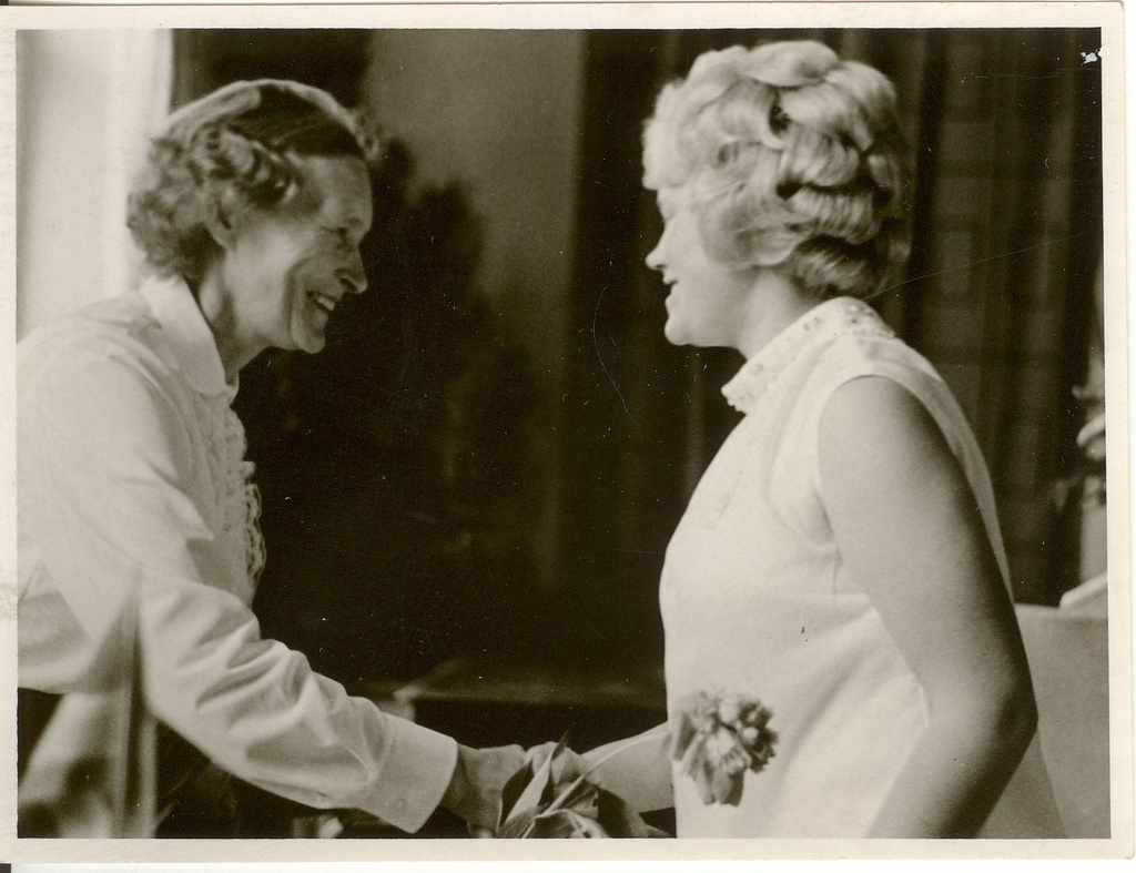 foto, Paide KK õppeakajuhataja H.Riesen õnnitleb koolilõpetaja Lea Saarsalu 1968.a.