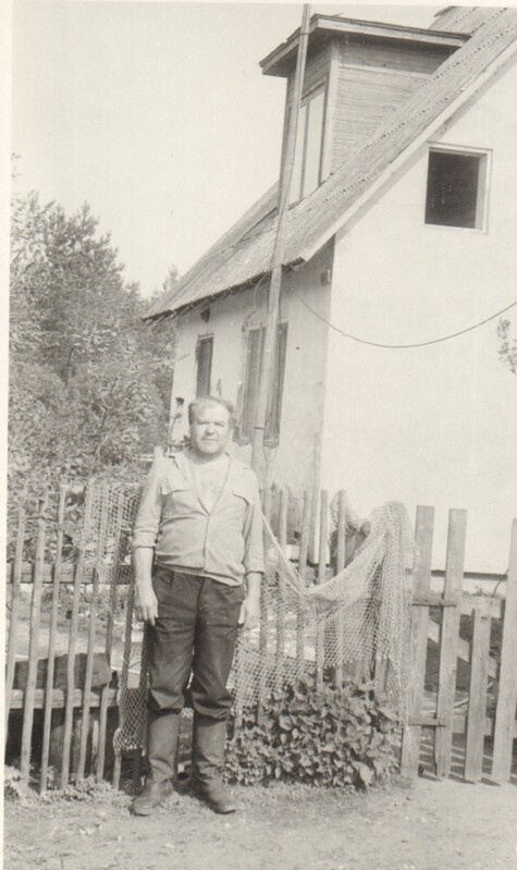 foto, Kõrgemäe metsavaht Vello Simmulmann kordoni ees 1989.a.