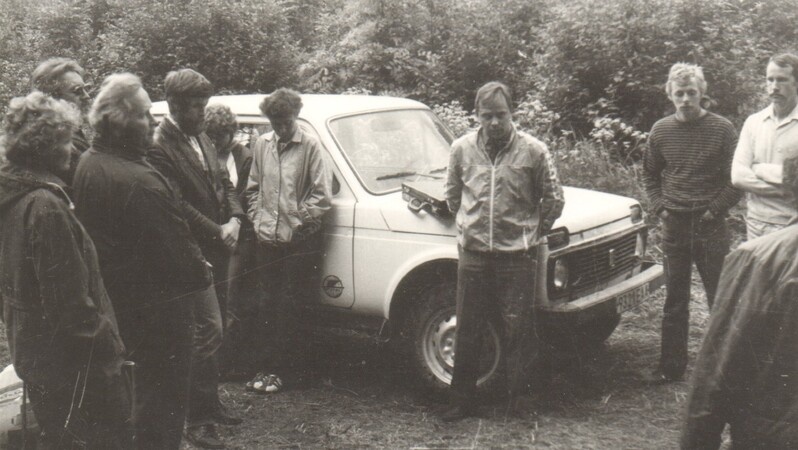 foto, vestlusring peale nõupidamist Koeru metskonnas 1989.a.