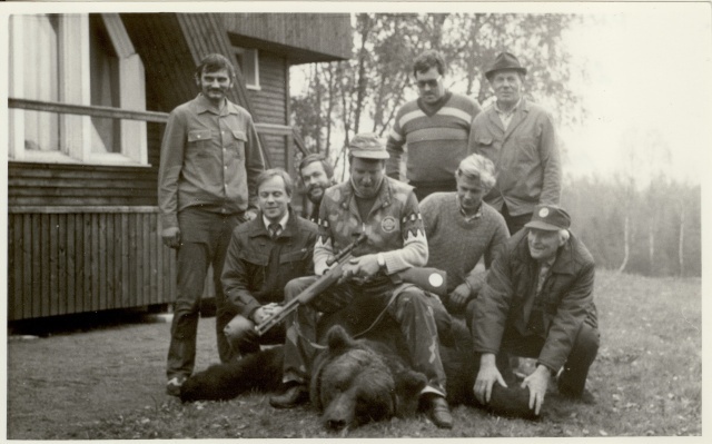 foto, jahimehed lastud karuga  Väätsa riiklikus jahimajandis 1987.a.