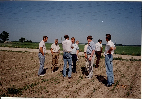 värvifoto, sõprusvald Yläne delegatsioon Imaveres Kärdi talu põllul 1992.a.