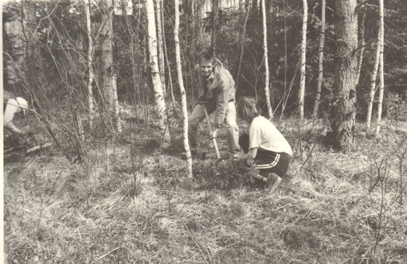 foto metsa istutamas Tammsaare-Lõuna talus Albu 1994