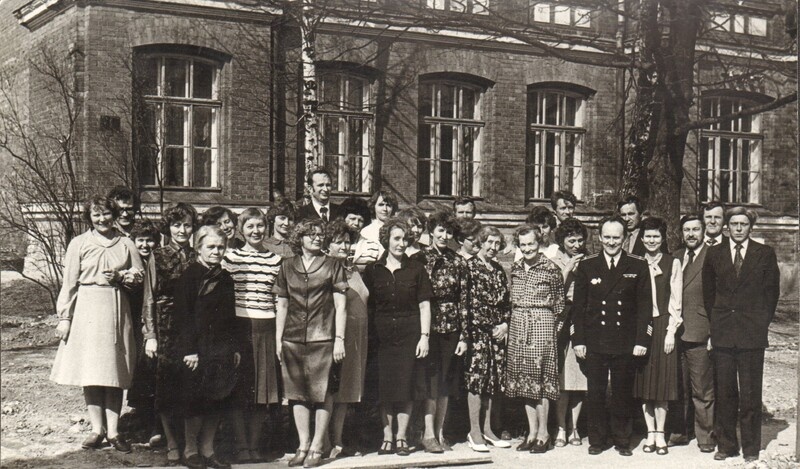 foto Paide Keskkooli vilistlased ja õpetajad 1983