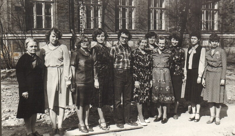 foto Paide Keskkooli vilistlased ja õpetajad 1983