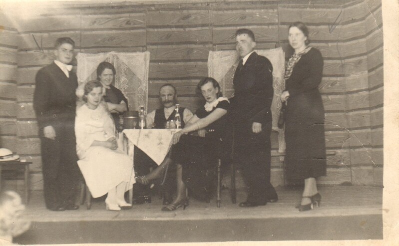 foto Valasti rahvas näidendit tegemas 1920-ndad