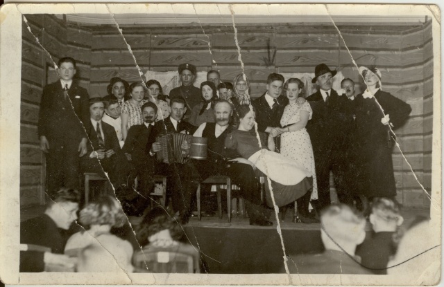 foto Valasti rahvas näidendit tegemas 1920-ndad