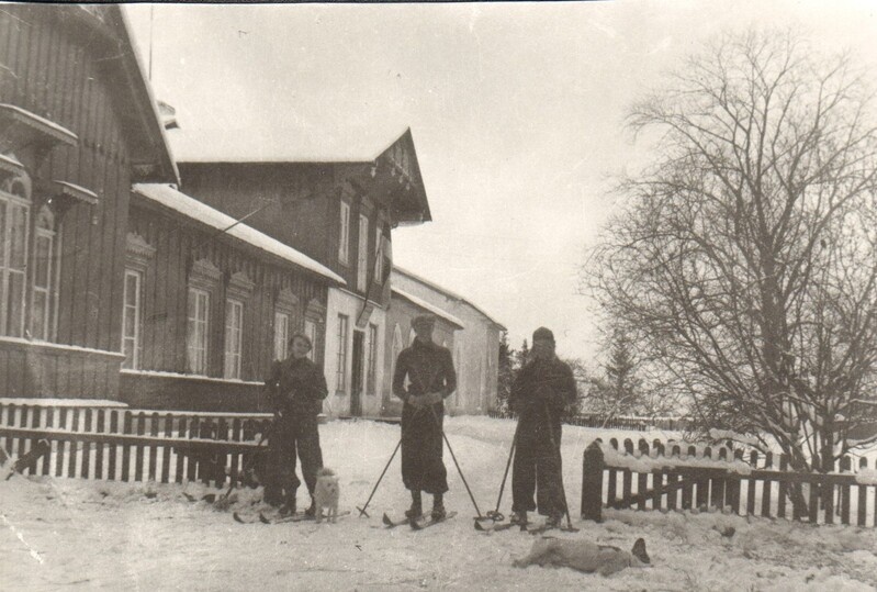 foto suusatajad Päinurme kooli ees 1938-39