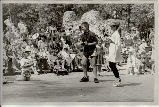 2 fotot Muinasjutu Mängumaa Paides 1995