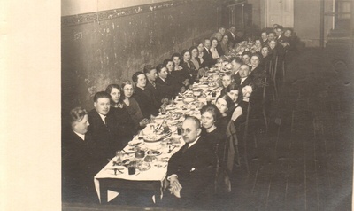 foto seltskond pidulaua taga Paide 1930-ndad  duplicate photo