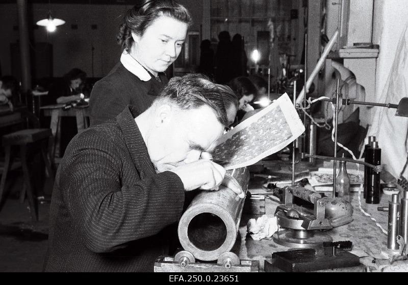 Sindi tekstiilivabriku 1.Detsember kunstnik L. Vilms (vasakul) kontrollib tema loodud mustri trükivaltsile kandmist graveerimisosakonna graveerija Osvald Kummi poolt.