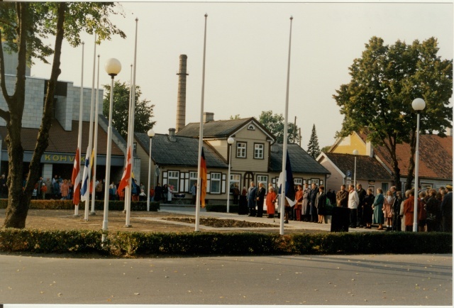värvifoto Lippude väljaku avamine Paide Keskväljakul 1996