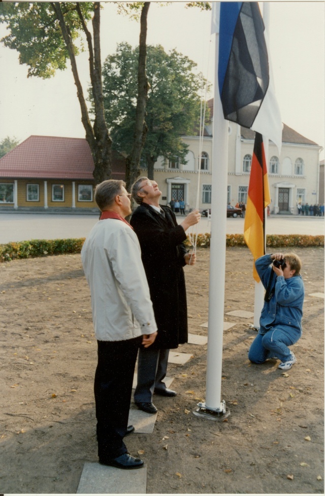 värvifoto Lippude väljaku avamine Paide Keskväljakul 1996