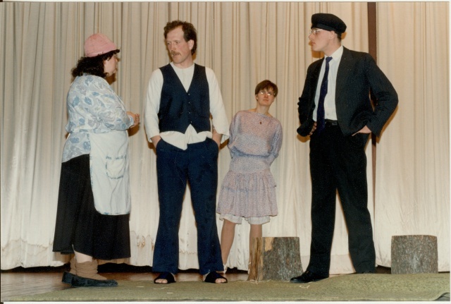 värvifoto Vedelvorst Albu näiteringi esituses Lehtses 1996