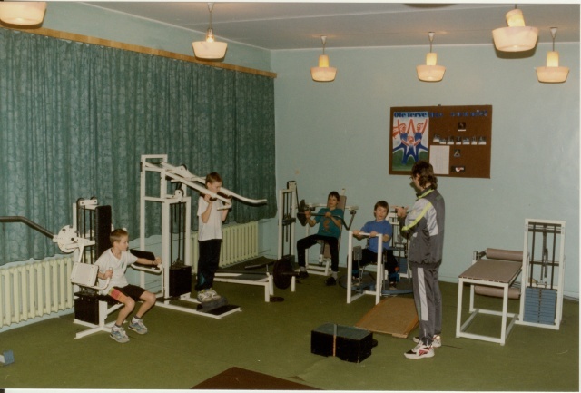 värvifoto Türi Gümnaasiumi jõusaal 1995