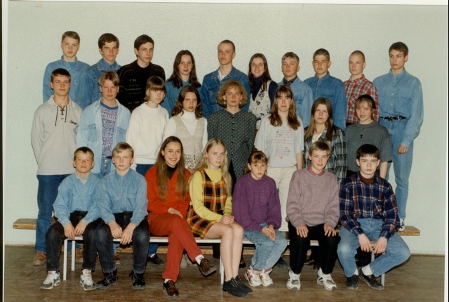 värvifoto Paide Ühisgümnaasiumi klassipilt 1996