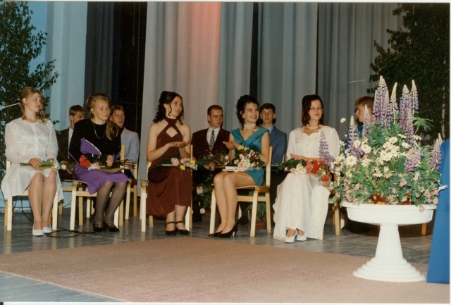 värvifoto Järva-Jaani Keskkooli lõpuaktus 1996