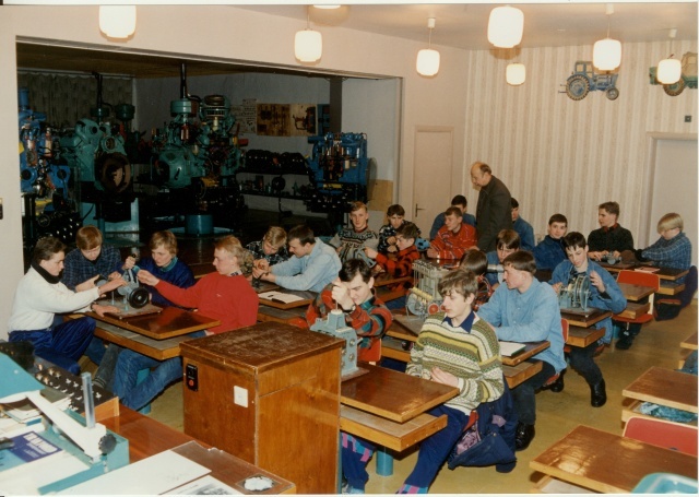 värvifoto Järva-Jaani Kutsekeskkooli masinaõpetuse klass 1996
