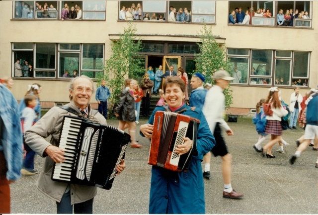 värvifoto Paide Ühisgümnaasiumi 12.klassi tutipidu 1996