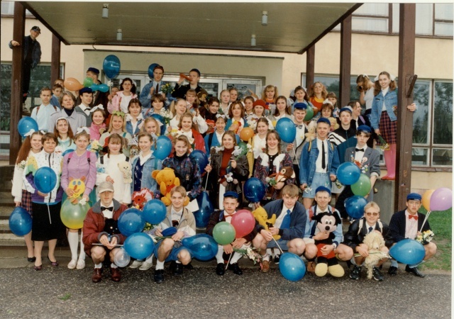 värvifoto Paide Ühisgümnaasiumi 12.klassi tutipidu 1996