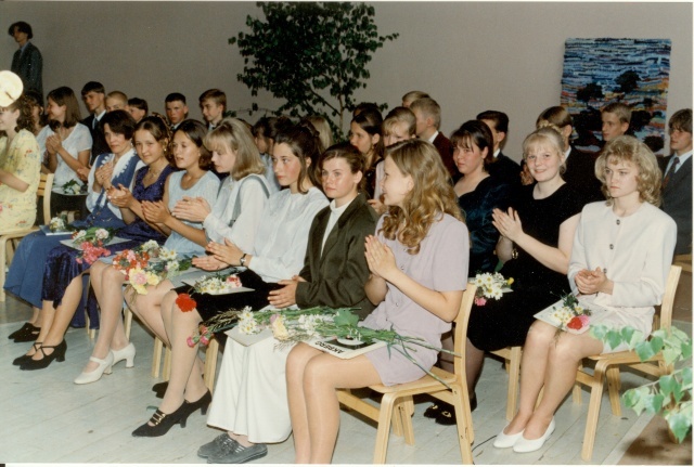 värvifoto Paide Ühisgümnaasiumi 9.klassi lõpuaktus 1996