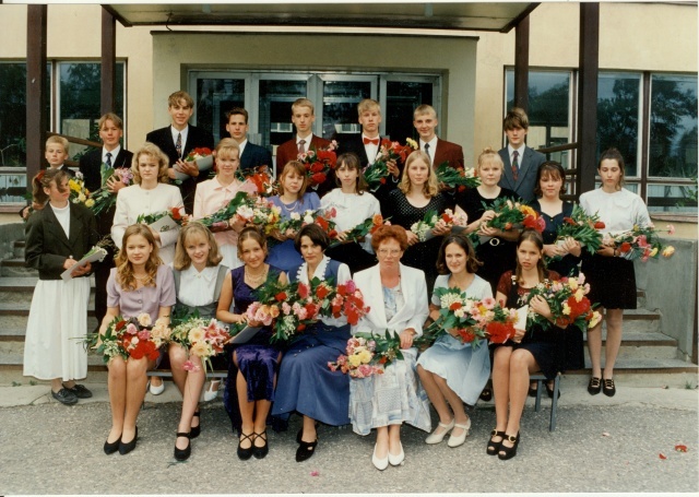 värvifoto Paide Ühisgümnaasiumi 9.klassi lõpetajad 1996