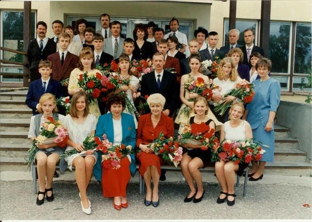 värvifoto Paide Ühisgümnaasiumi 9.klassi lõpetajad 1996