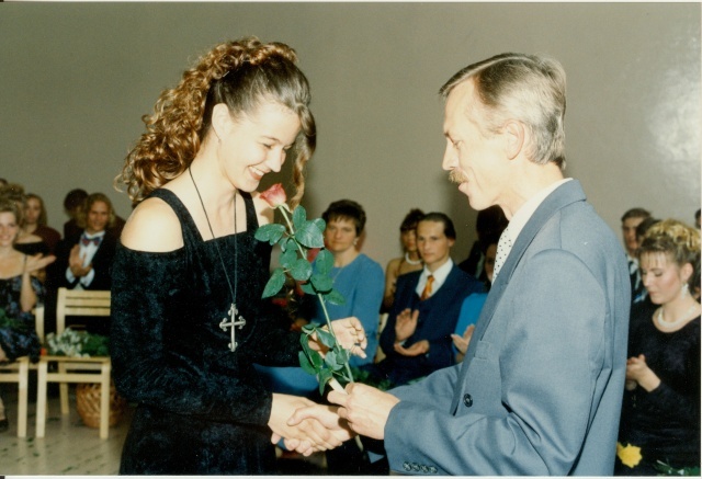 värvifoto Paide Ühisgümnaasiumi 12.klassi lõpuaktus 1995