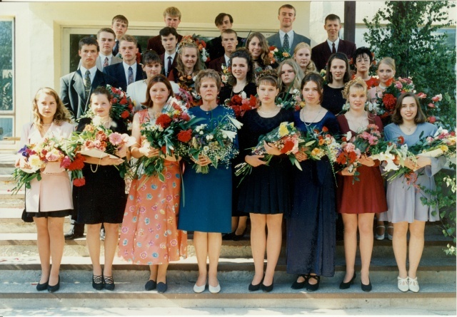 värvifoto Paide Ühisgümnaasiumi 12.klassi lõpupilt 1996