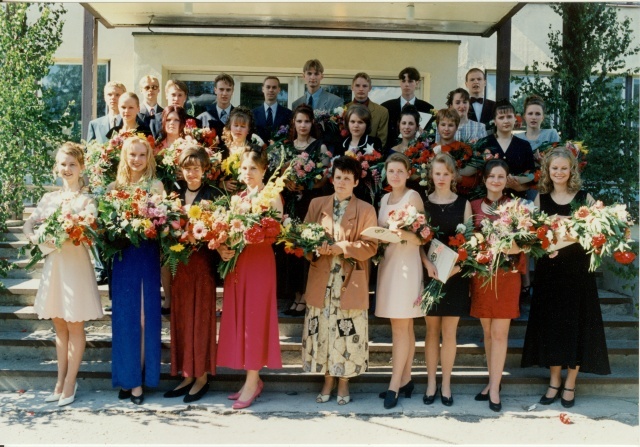 värvifoto Paide Ühisgümnaasiumi 12.klassi lõpupilt 1996