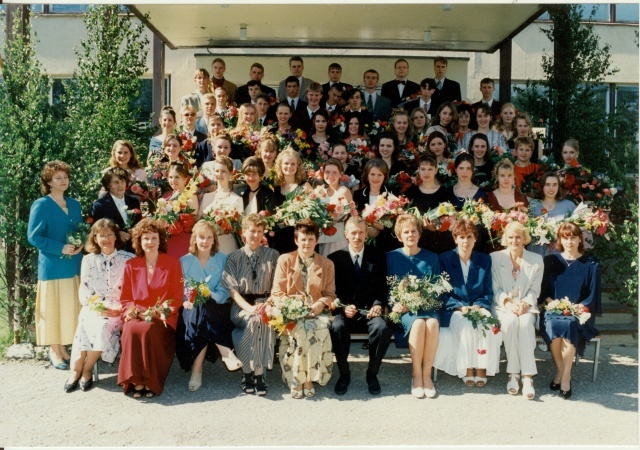 värvifoto Paide Ühisgümnaasiumi 12.klassi lõpupilt 1996